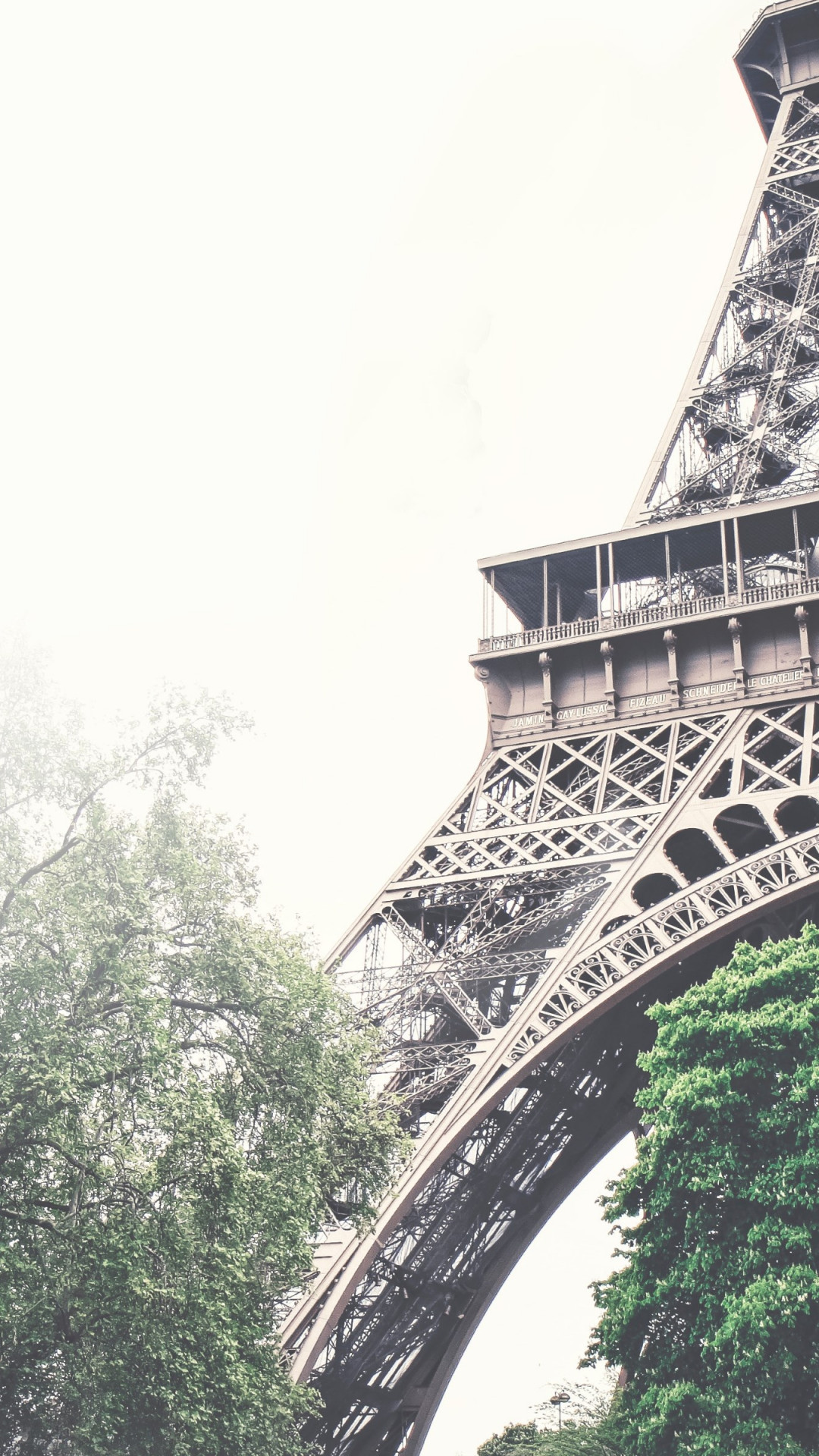 Tour Eiffel in a foggy day wallpaper 1080x1920
