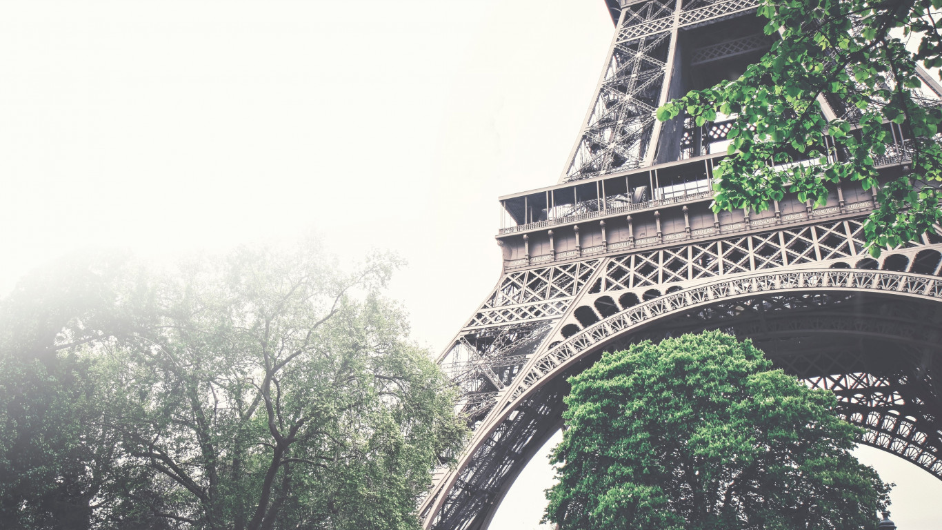 Tour Eiffel in a foggy day wallpaper 1366x768