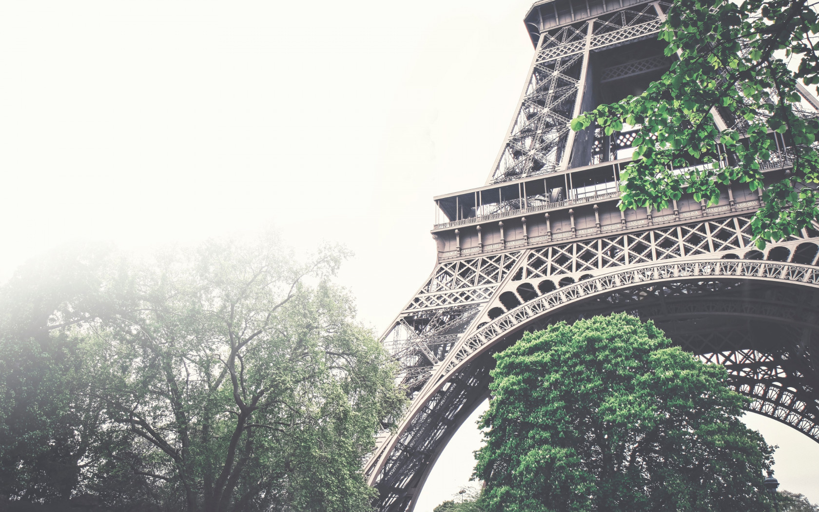 Tour Eiffel in a foggy day wallpaper 1680x1050