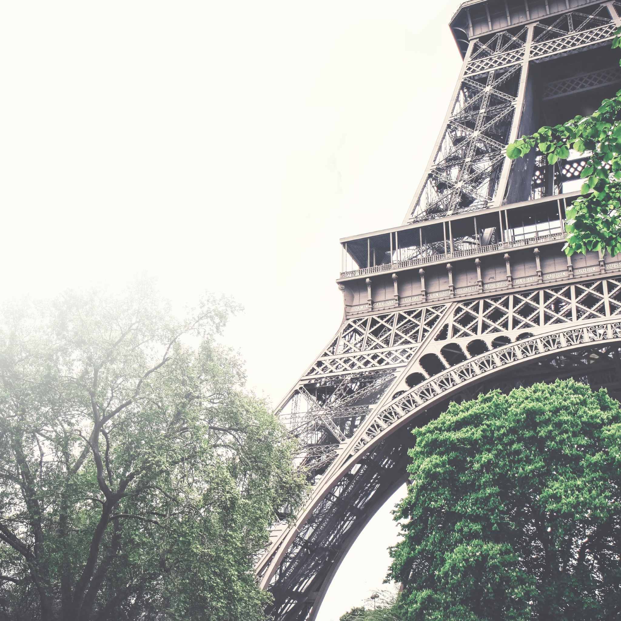 Tour Eiffel in a foggy day wallpaper 2048x2048