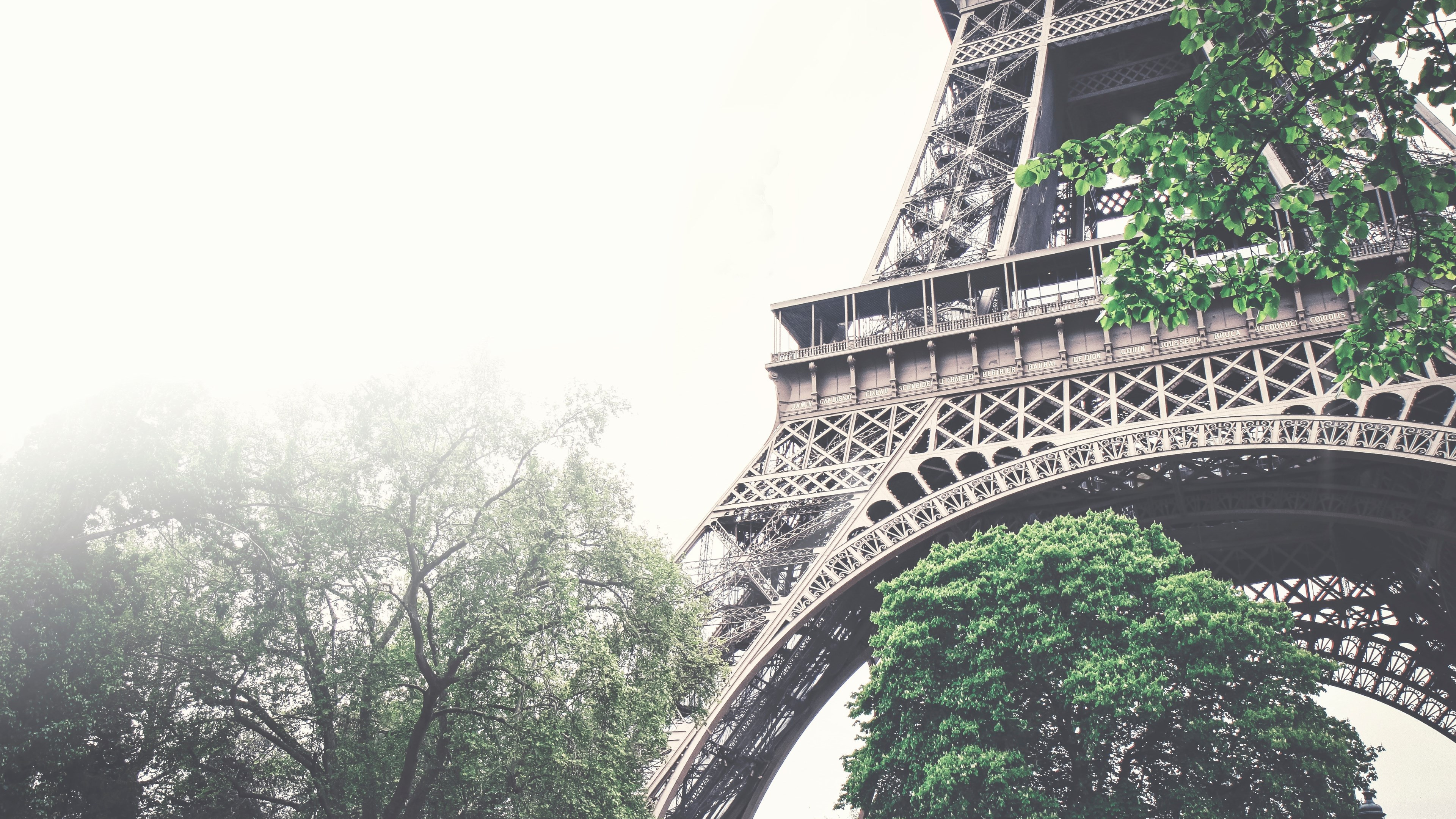 Tour Eiffel in a foggy day wallpaper 3840x2160