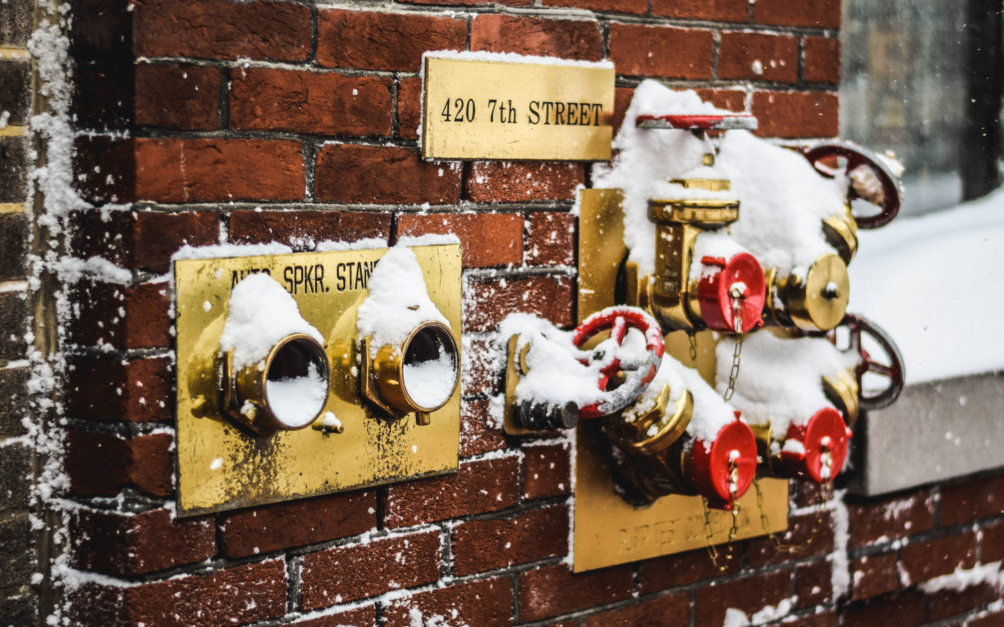Snow covered fire standpipes in Washington wallpaper 1440x900