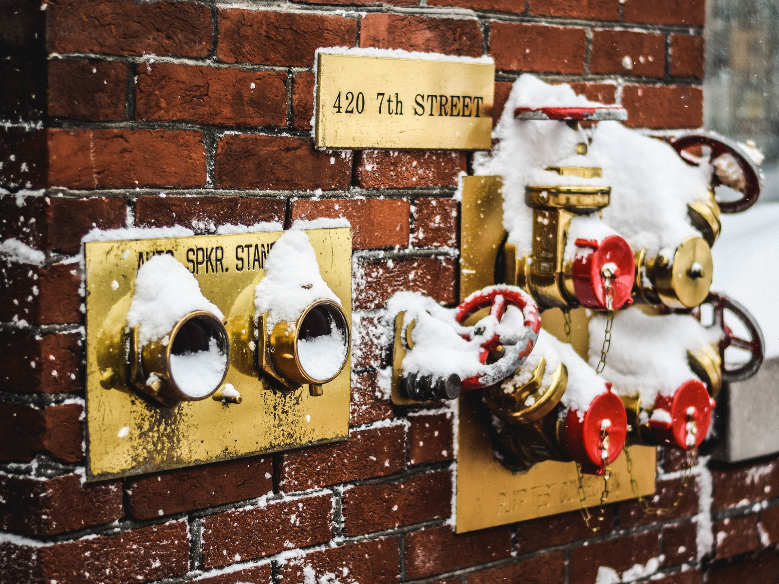 Snow covered fire standpipes in Washington wallpaper 1600x1200