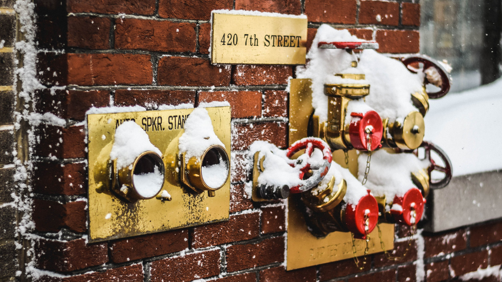 Snow covered fire standpipes in Washington wallpaper 1600x900