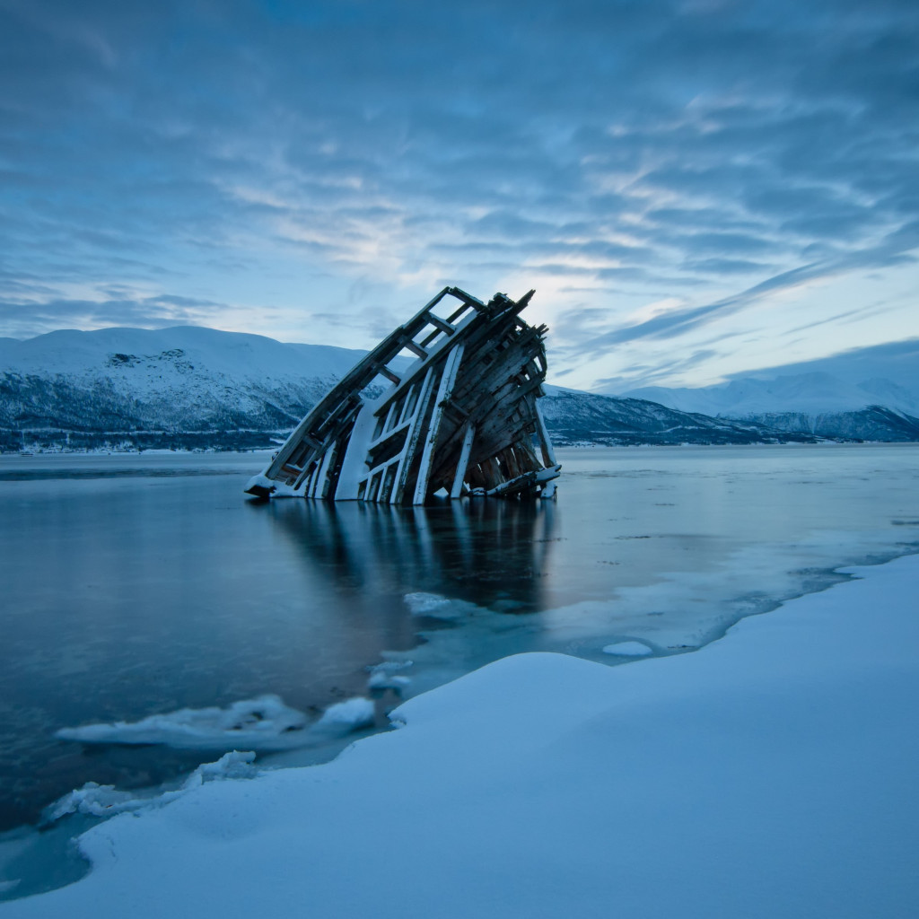 Frozen wreck wallpaper 1024x1024