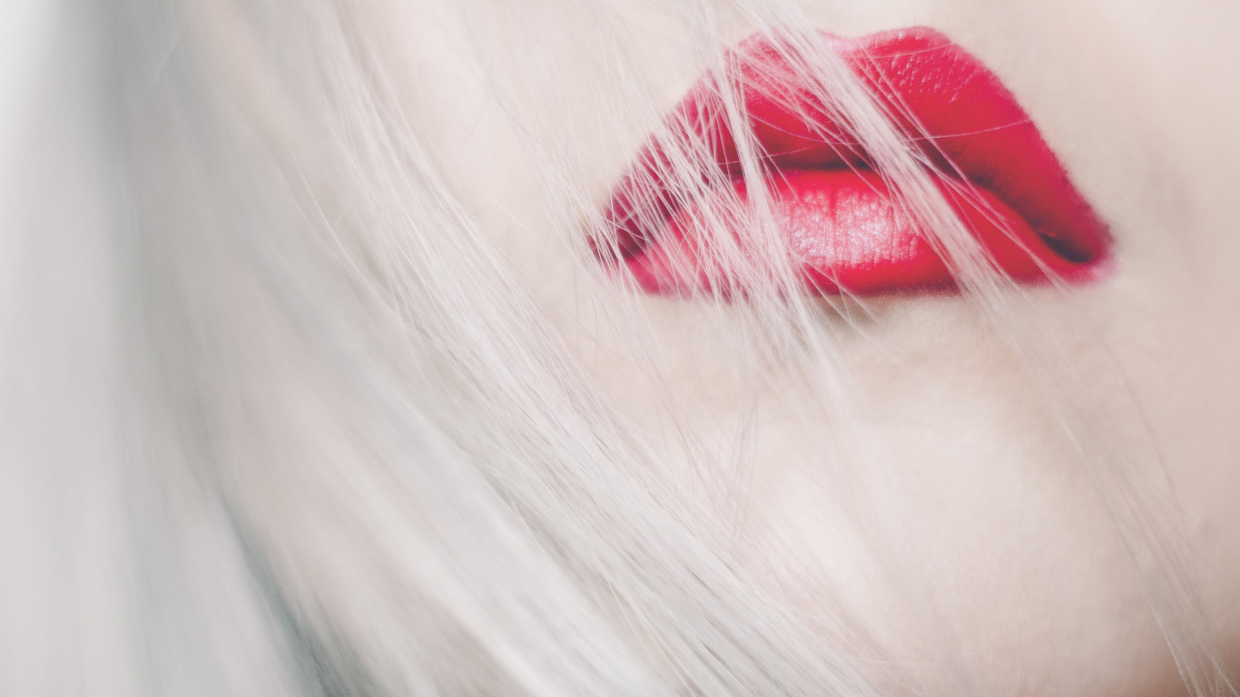 Red lips wallpaper 1366x768