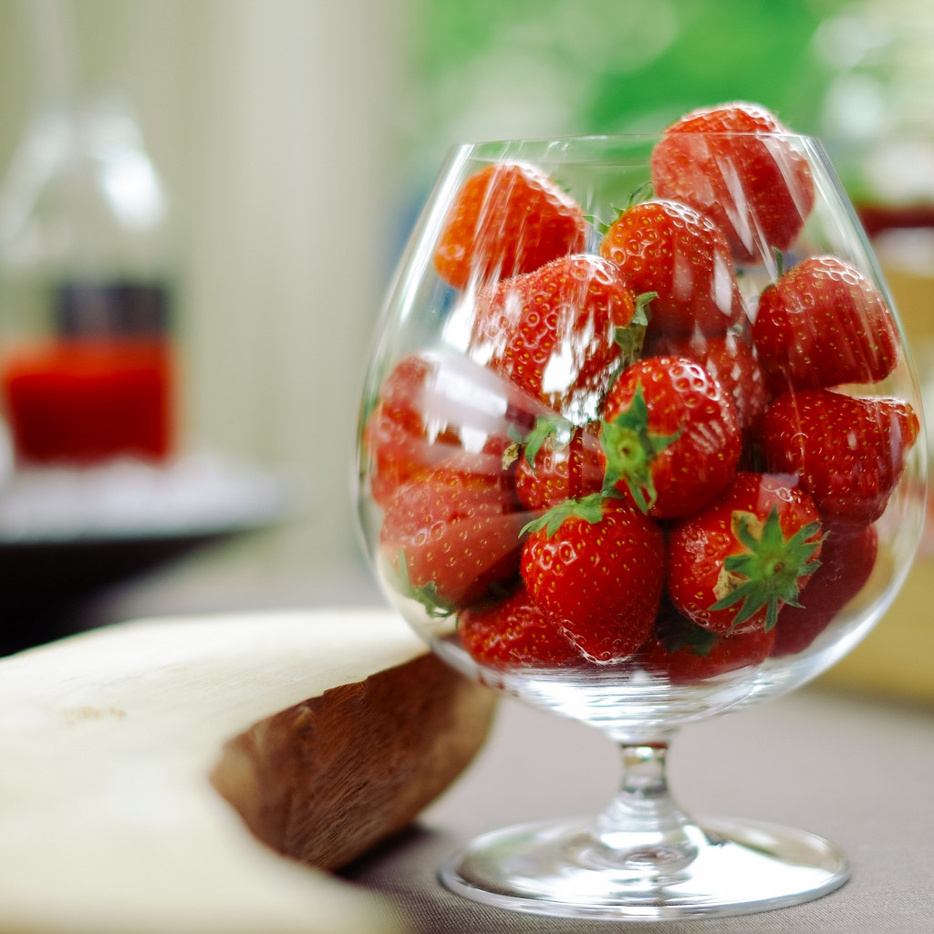 Glass with strawberries wallpaper 1024x1024