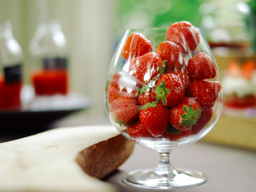 Glass with strawberries wallpaper 1024x768