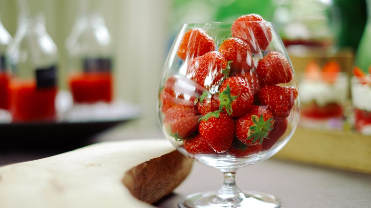 Glass with strawberries wallpaper 1280x720