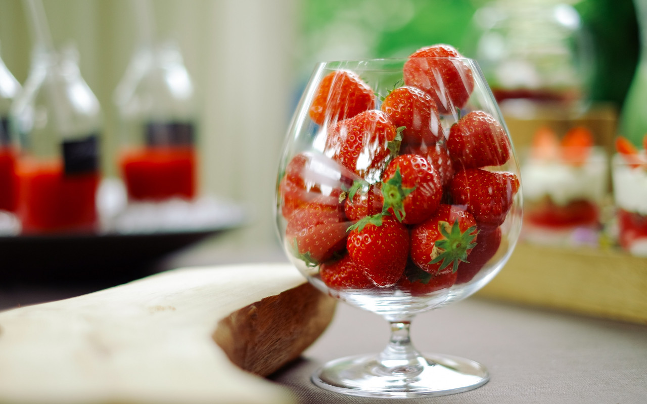 Glass with strawberries wallpaper 1280x800