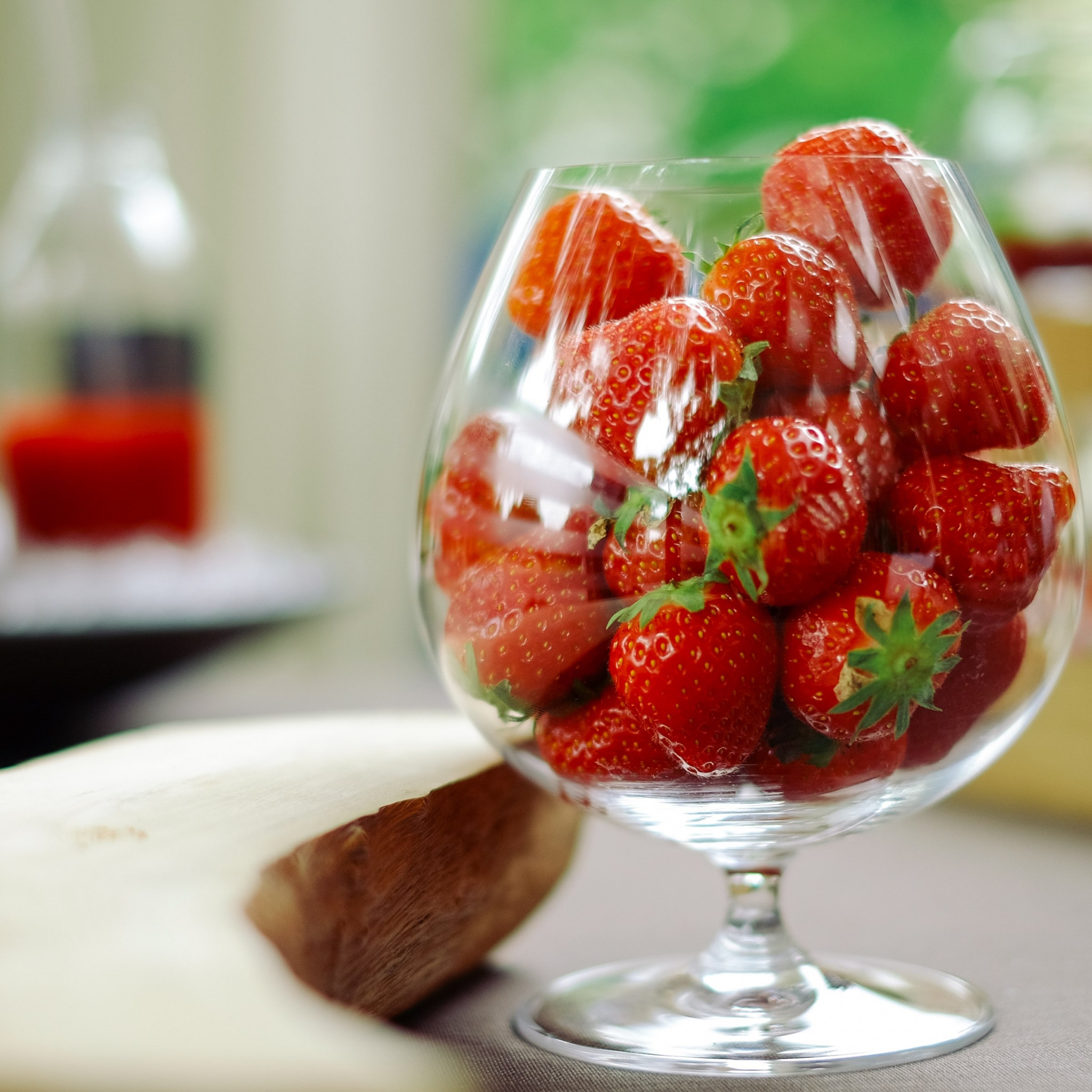 Glass with strawberries wallpaper 2048x2048