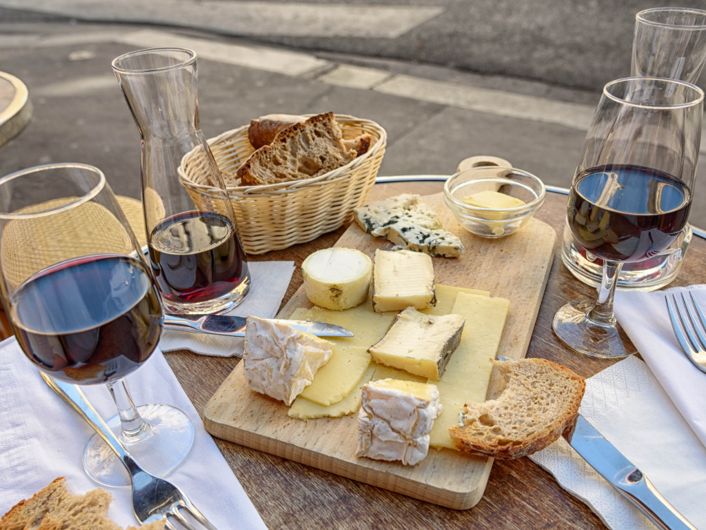 Cheese, wine and bread. Good food and drink wallpaper 1024x768