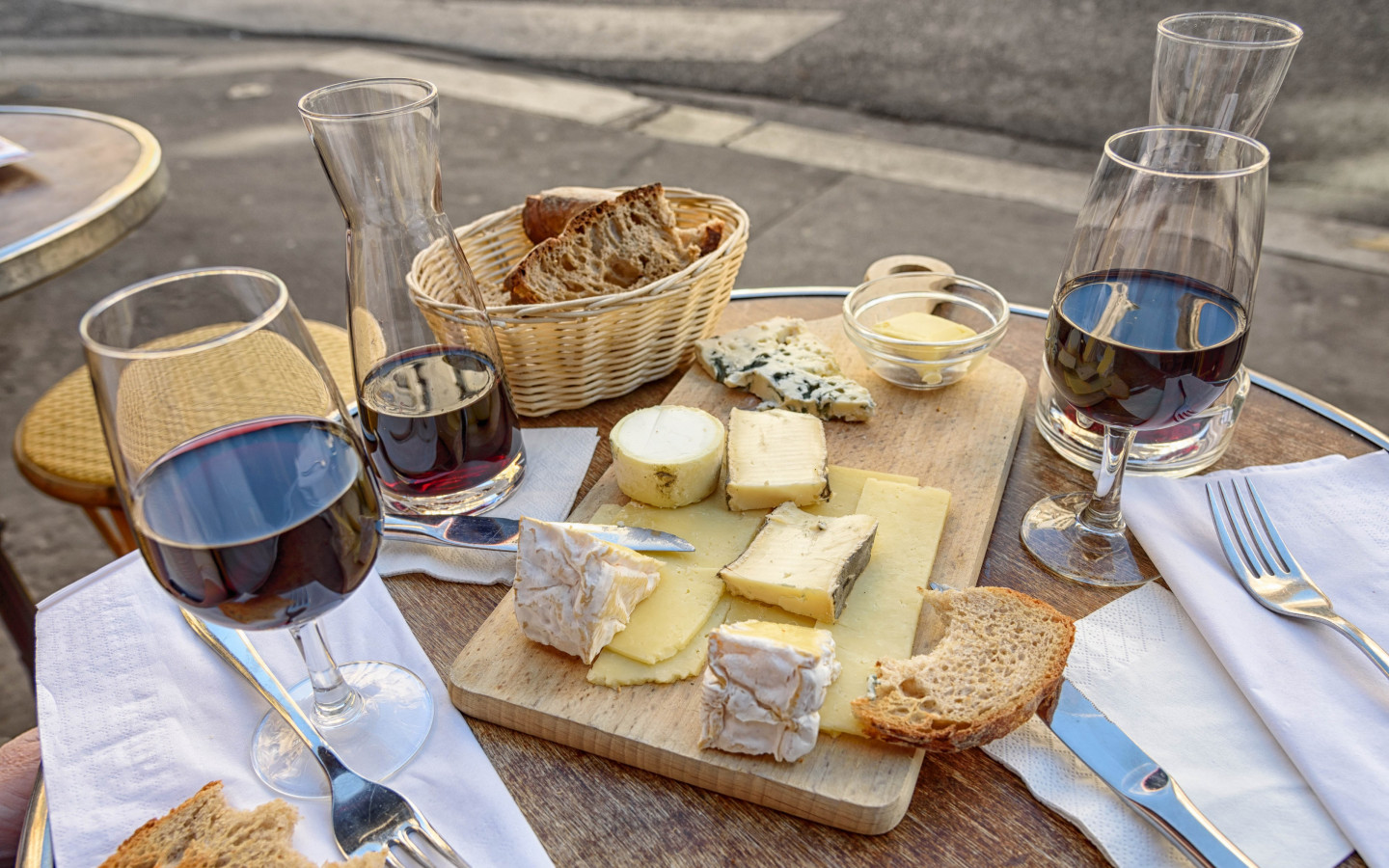Cheese, wine and bread. Good food and drink wallpaper 1440x900