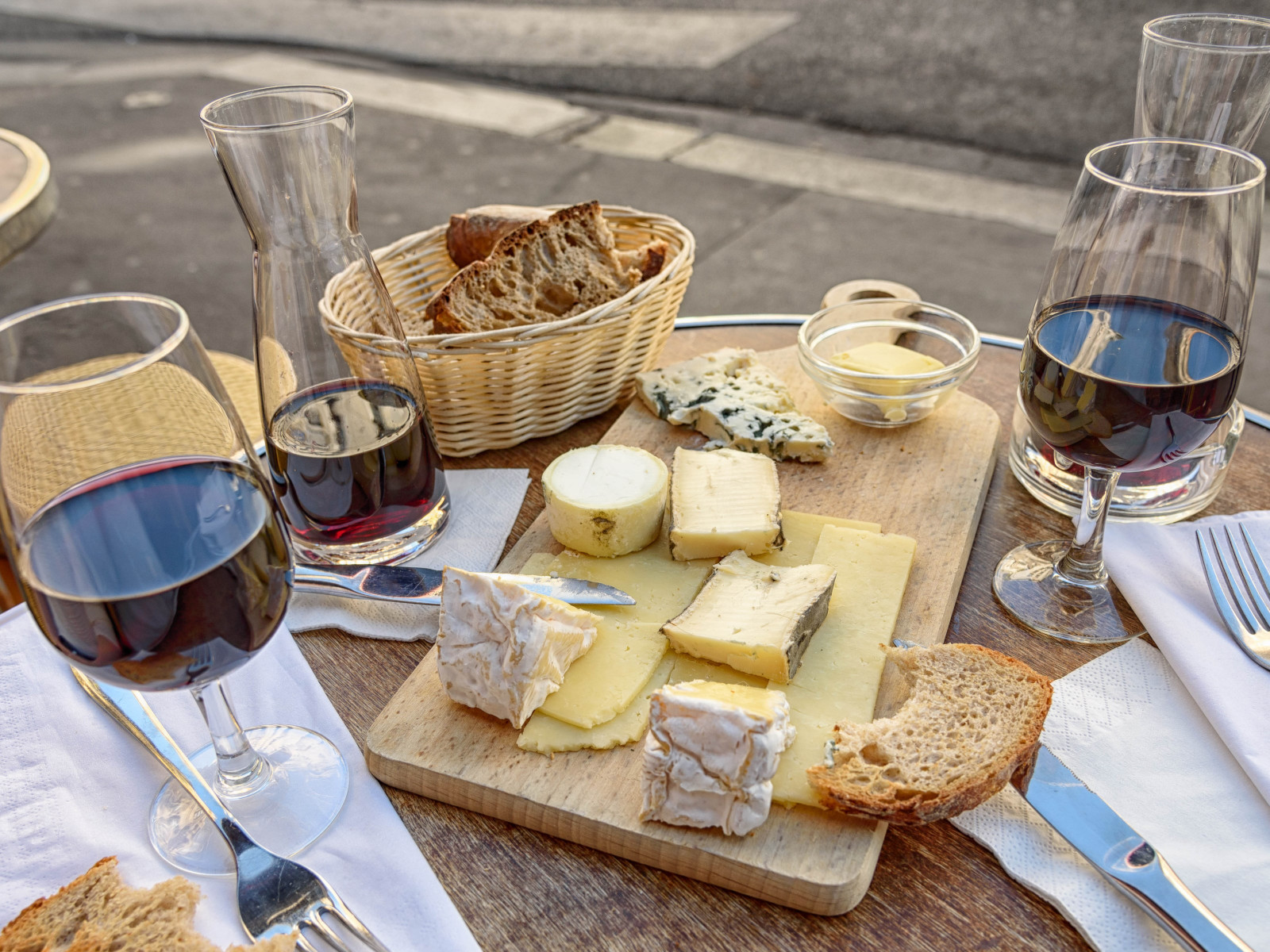 Cheese, wine and bread. Good food and drink wallpaper 1600x1200