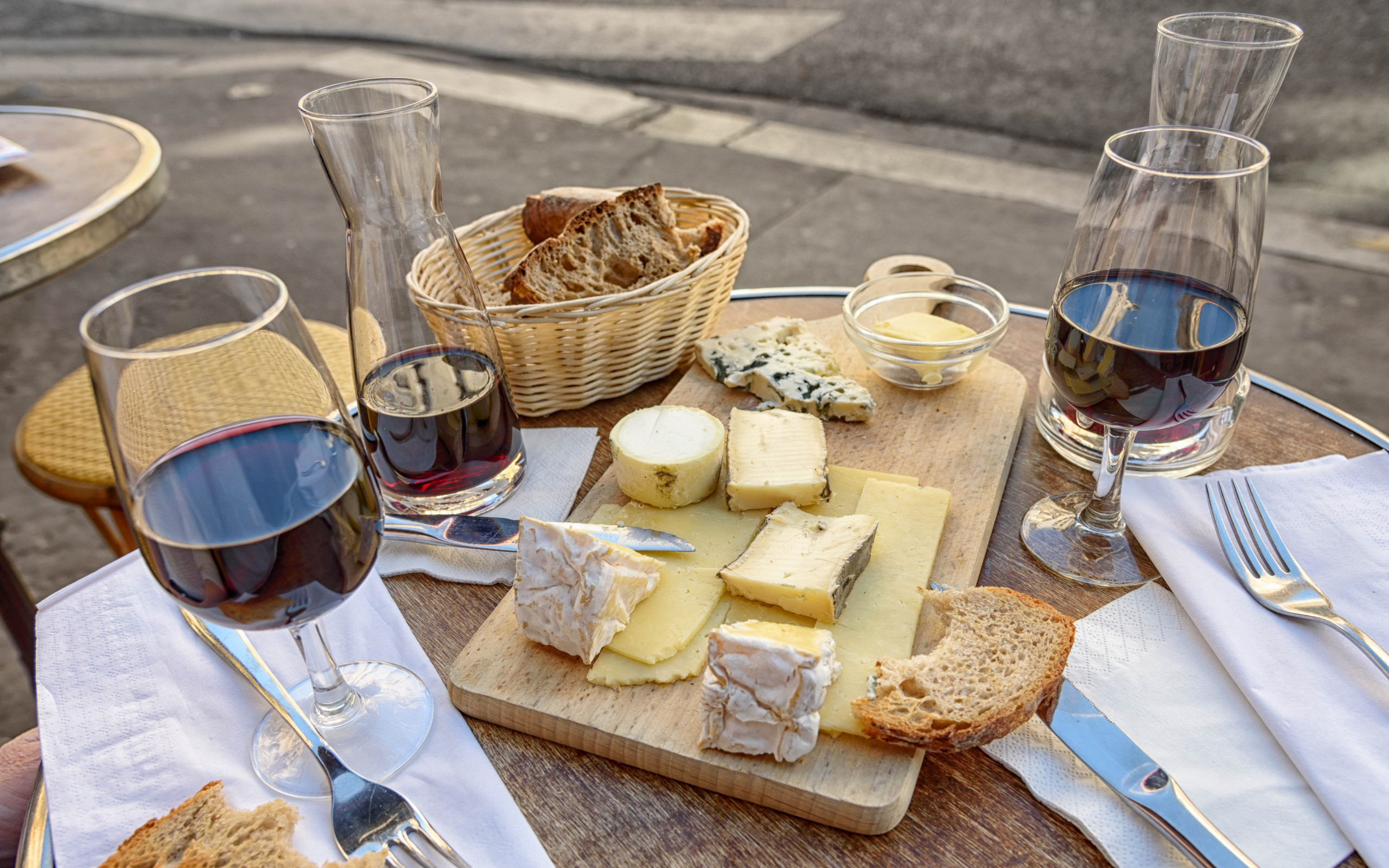 Cheese, wine and bread. Good food and drink wallpaper 2560x1600