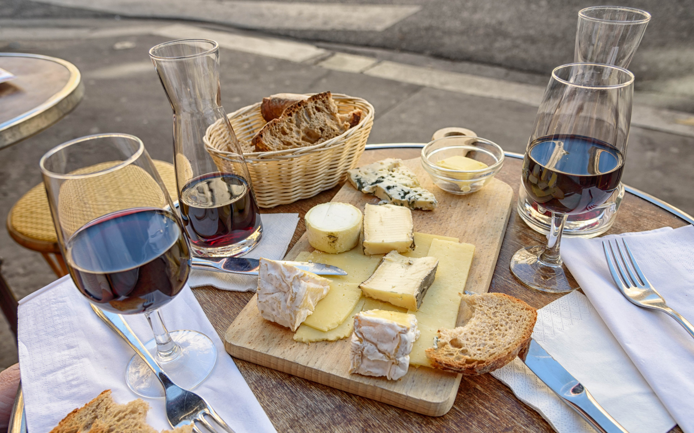 Cheese, wine and bread. Good food and drink wallpaper 2880x1800