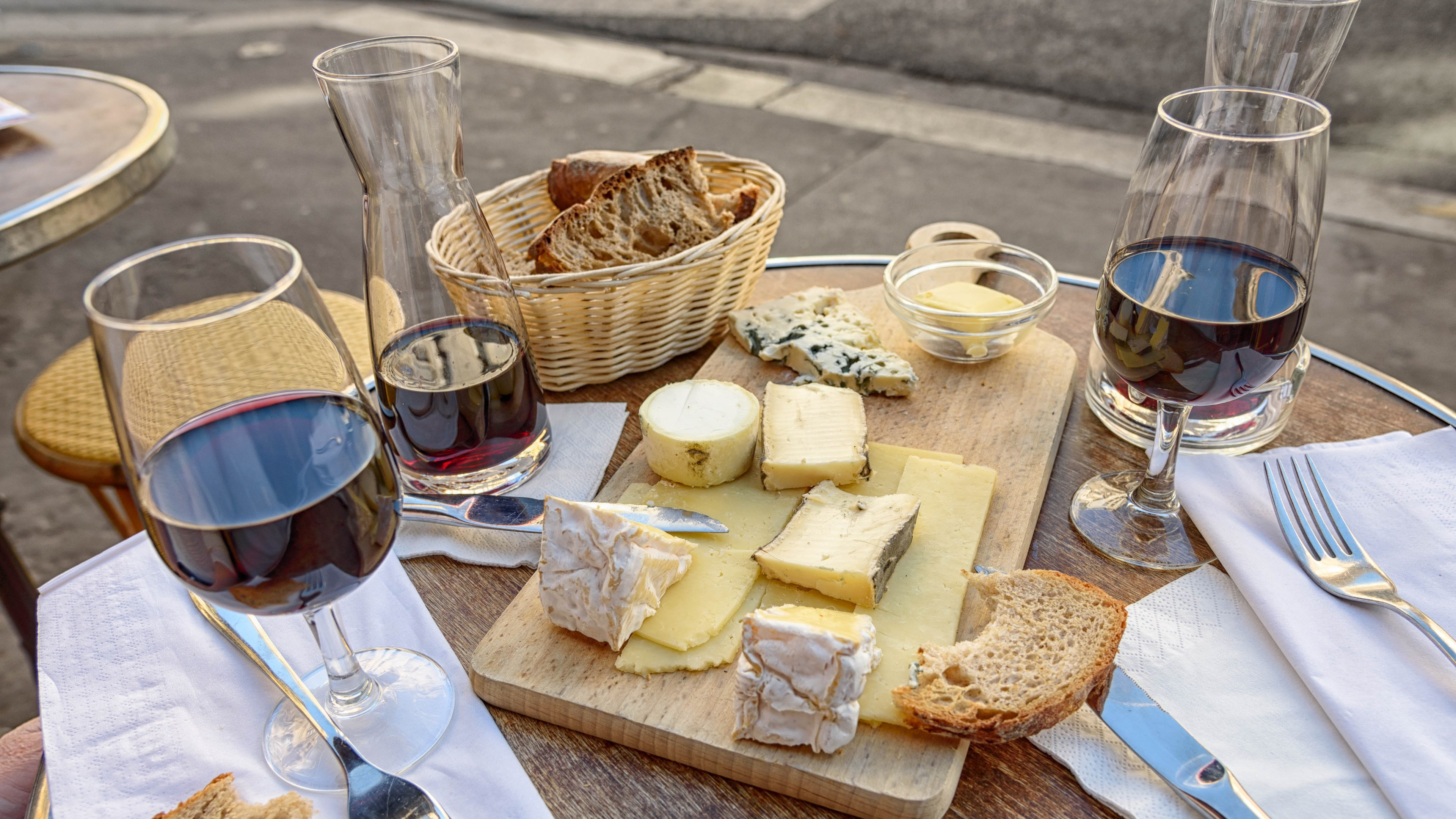 Cheese, wine and bread. Good food and drink wallpaper 3840x2160