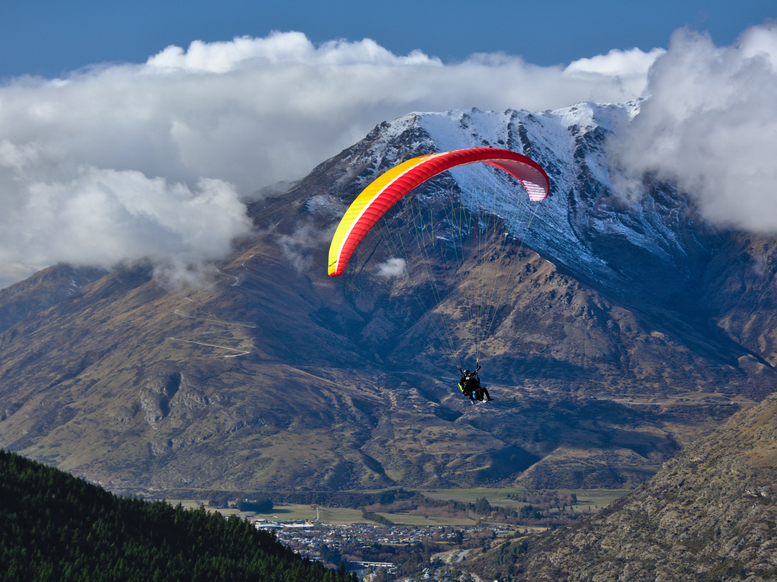 Paraglider up in the sky wallpaper 1600x1200