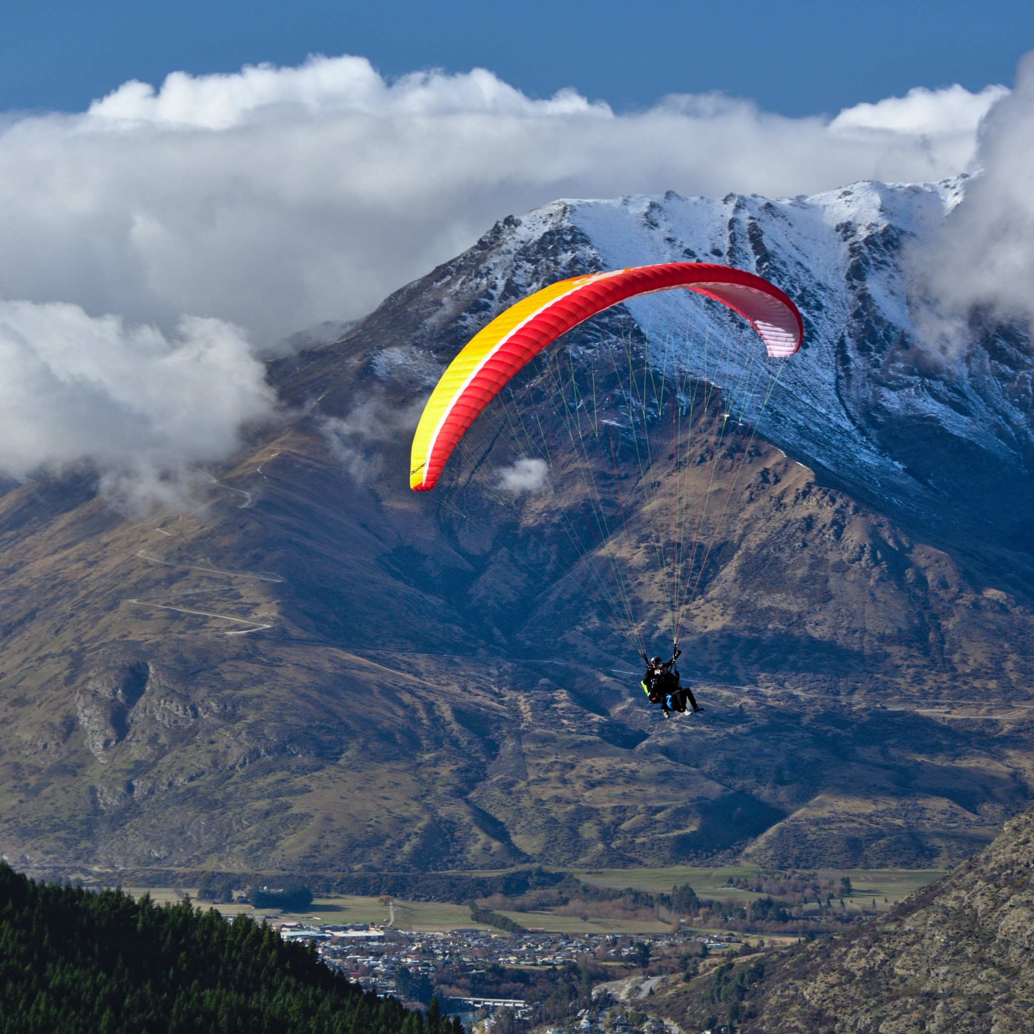 Paraglider up in the sky wallpaper 2048x2048