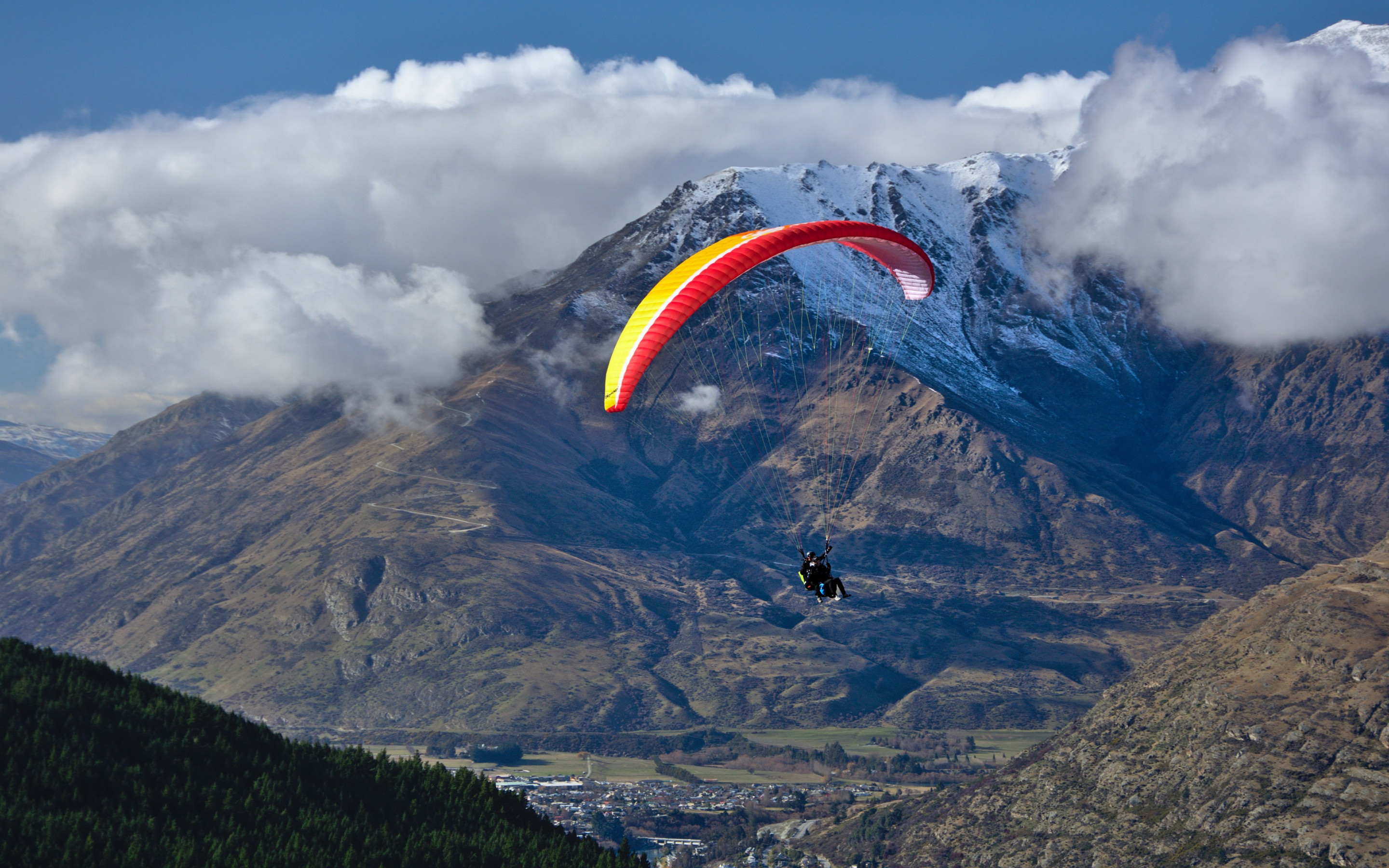 Paraglider up in the sky wallpaper 2880x1800