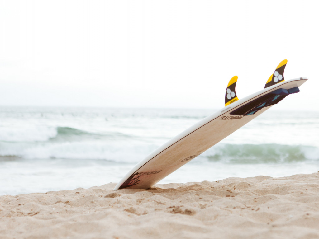Surf board on the beach wallpaper 1024x768