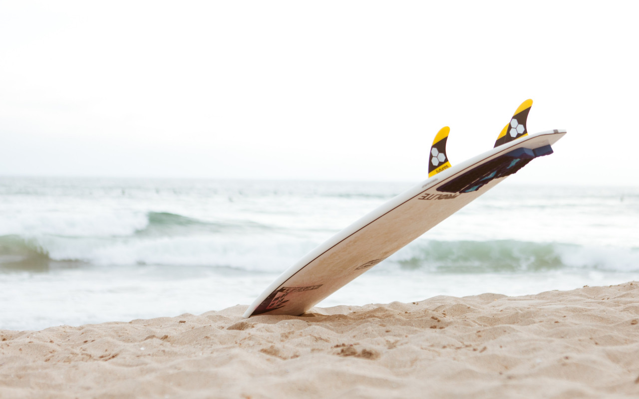 Surf board on the beach wallpaper 1280x800