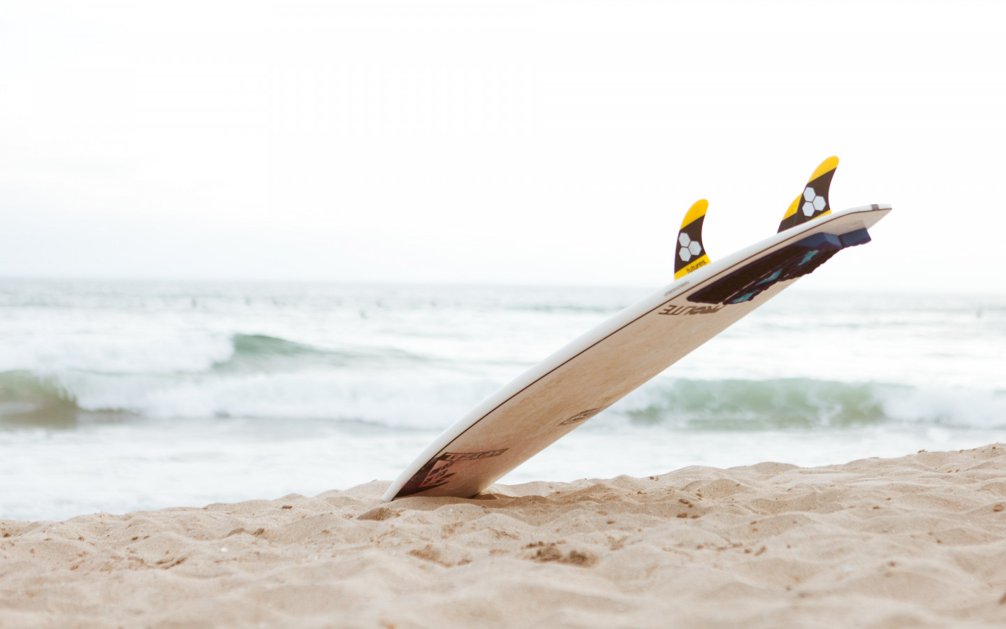 Surf board on the beach wallpaper 1440x900