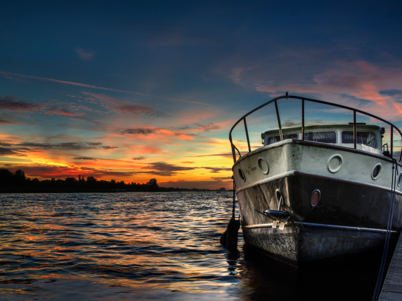 Boat and sunset in background wallpaper 1280x960