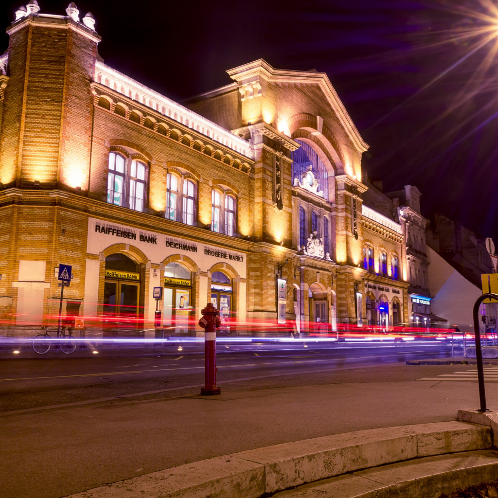 City lights. Budapest by night wallpaper 1024x1024