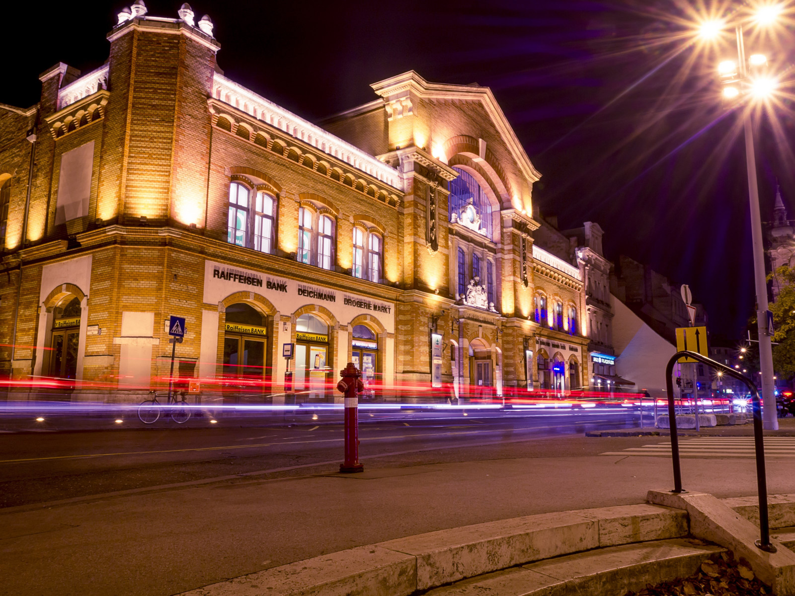 City lights. Budapest by night wallpaper 1600x1200