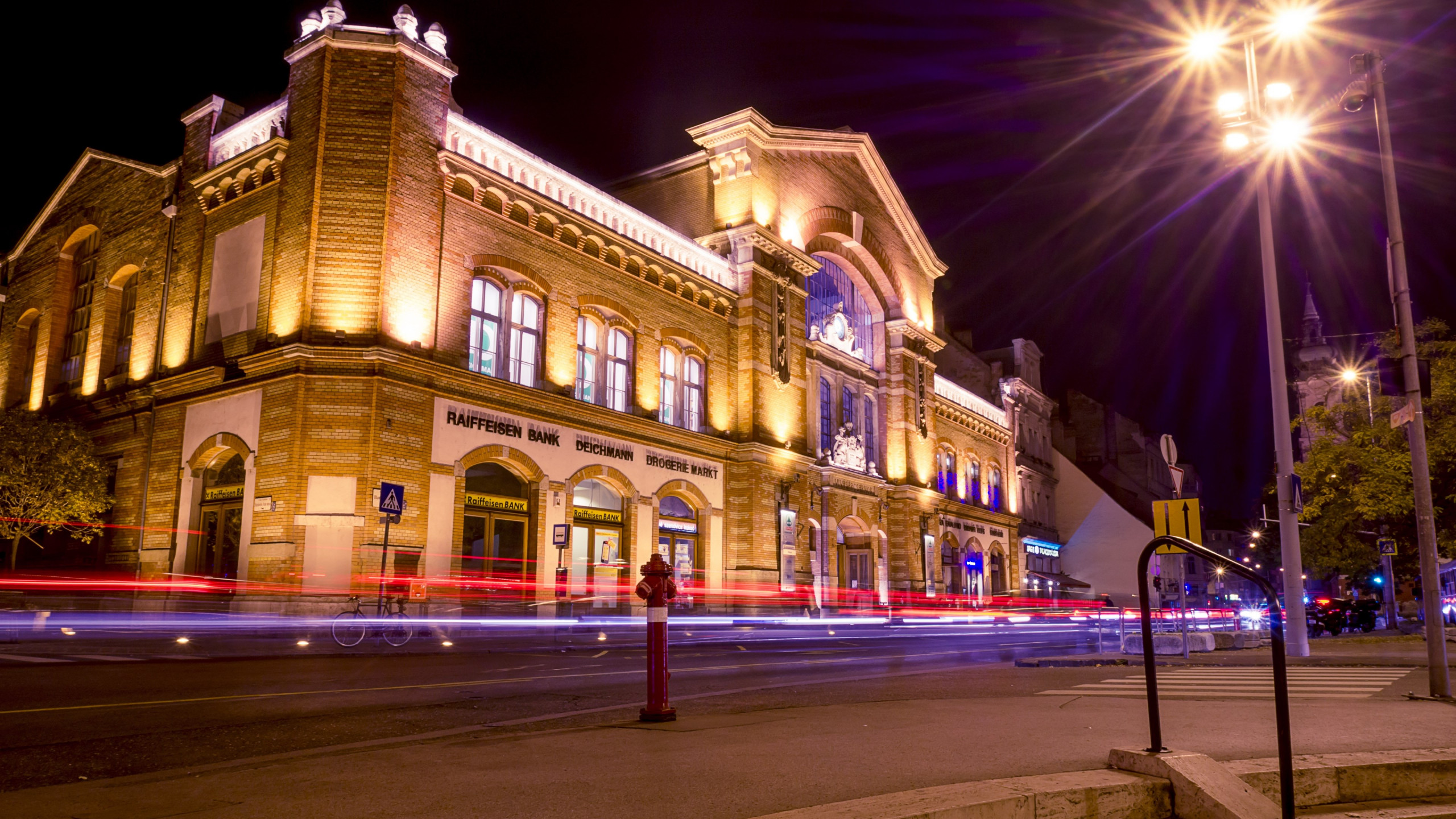 City lights. Budapest by night wallpaper 2560x1440