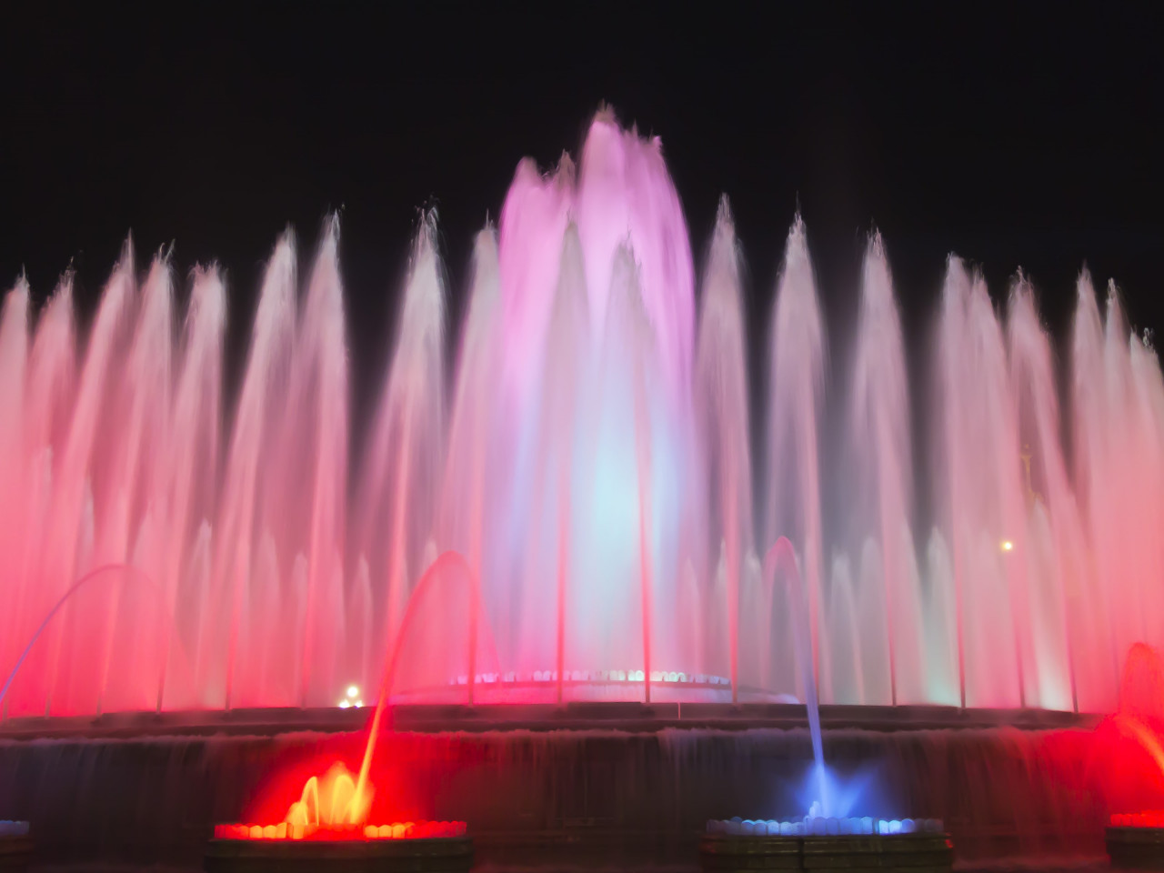 Fountains in Barcelona wallpaper 1280x960