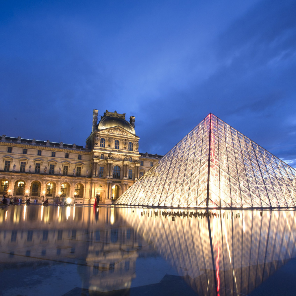 Louvre pyramid and museum wallpaper 1024x1024