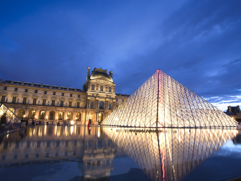 Louvre pyramid and museum wallpaper 1024x768