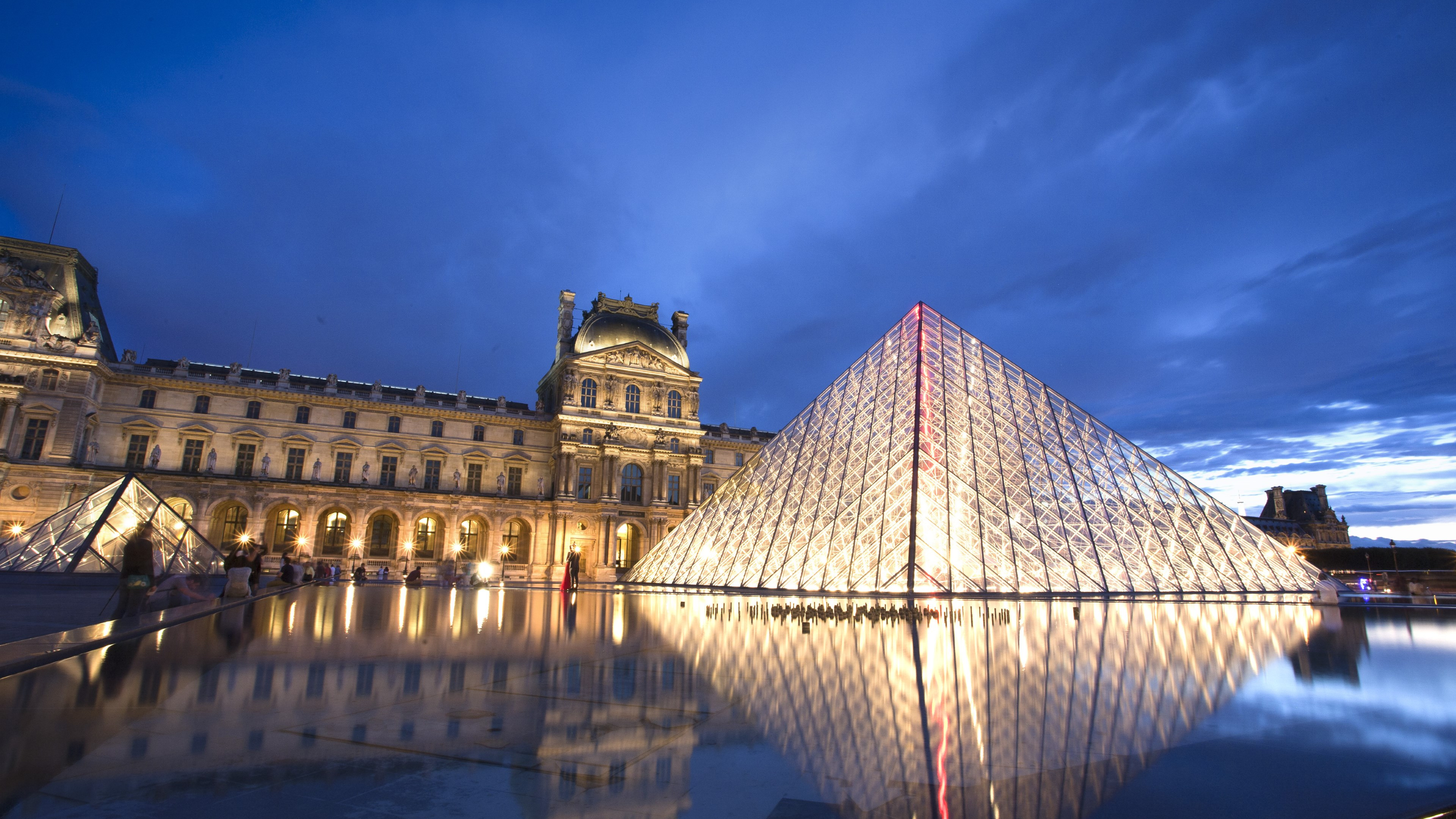 Louvre pyramid and museum wallpaper 3840x2160