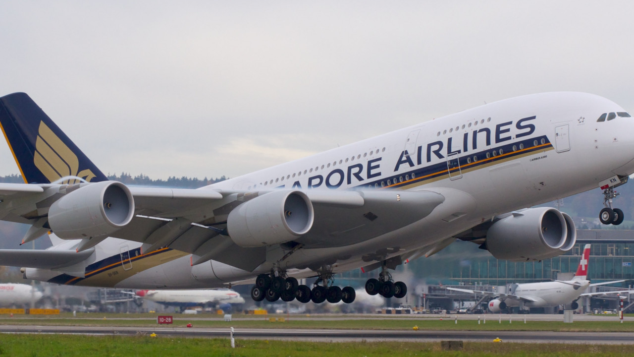 Passenger airplane from Singapore airlines wallpaper 1280x720