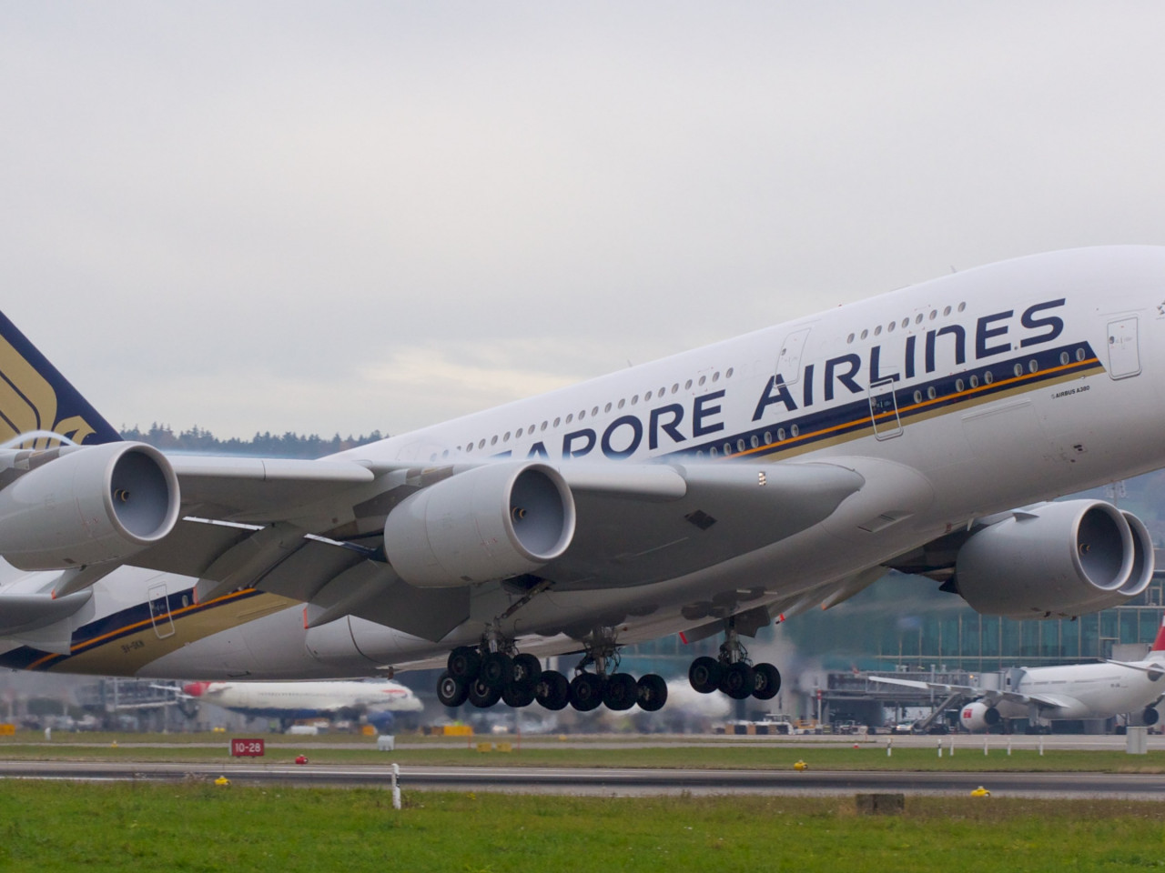 Passenger airplane from Singapore airlines wallpaper 1280x960