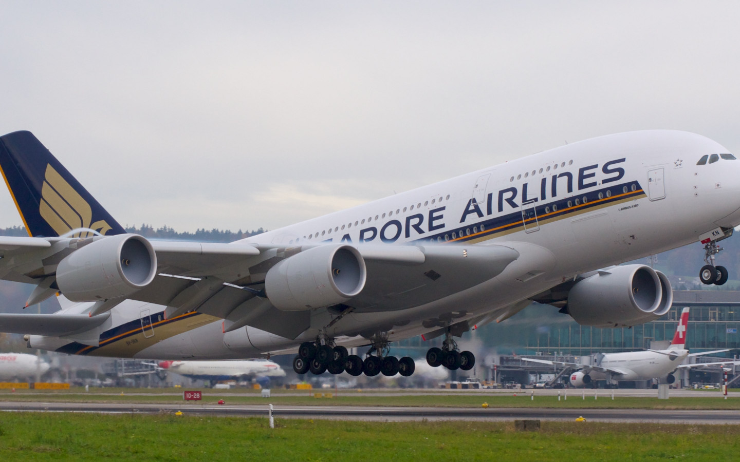 Passenger airplane from Singapore airlines wallpaper 1440x900