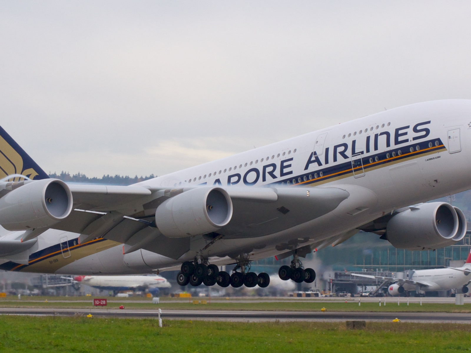Passenger airplane from Singapore airlines wallpaper 1600x1200
