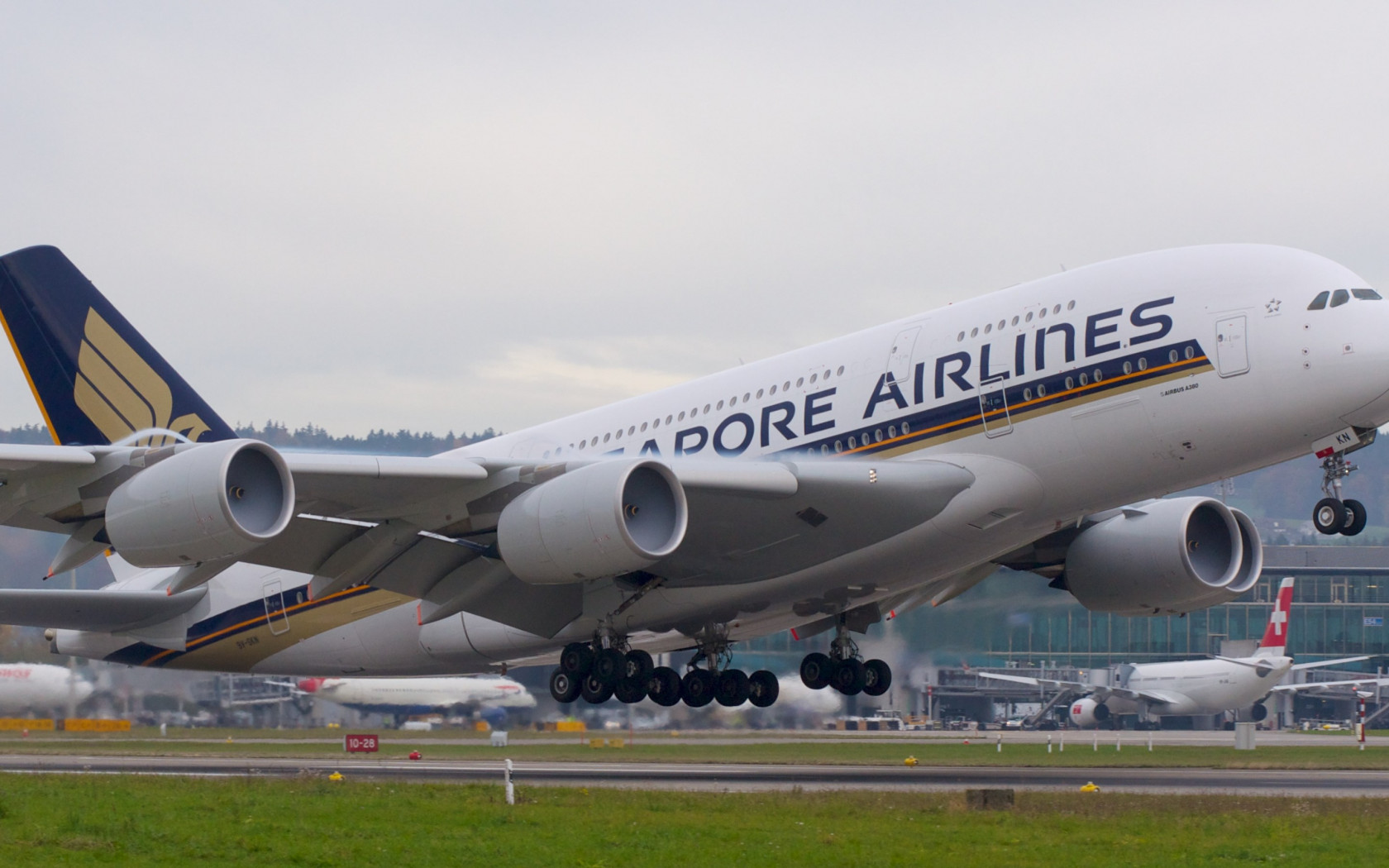 Passenger airplane from Singapore airlines wallpaper 1680x1050
