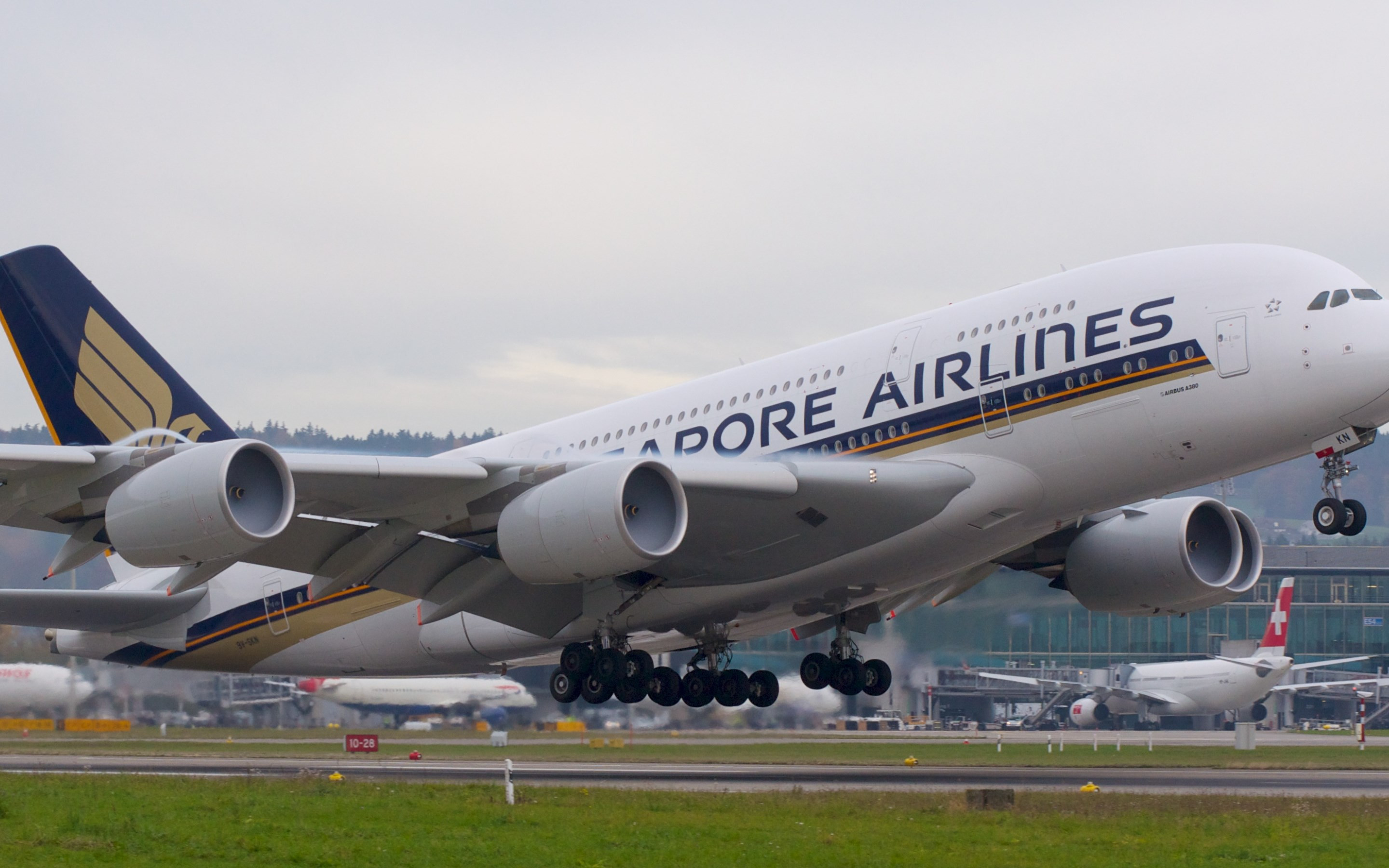 Passenger airplane from Singapore airlines wallpaper 2880x1800