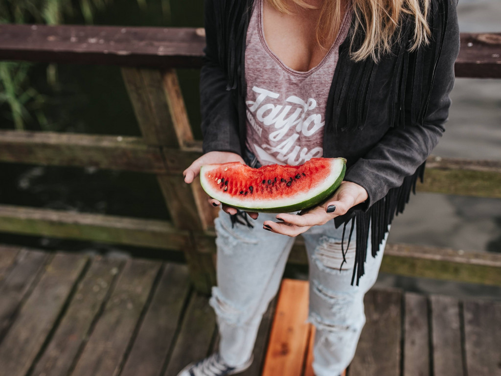 The girl with a watermelon slice wallpaper 1024x768