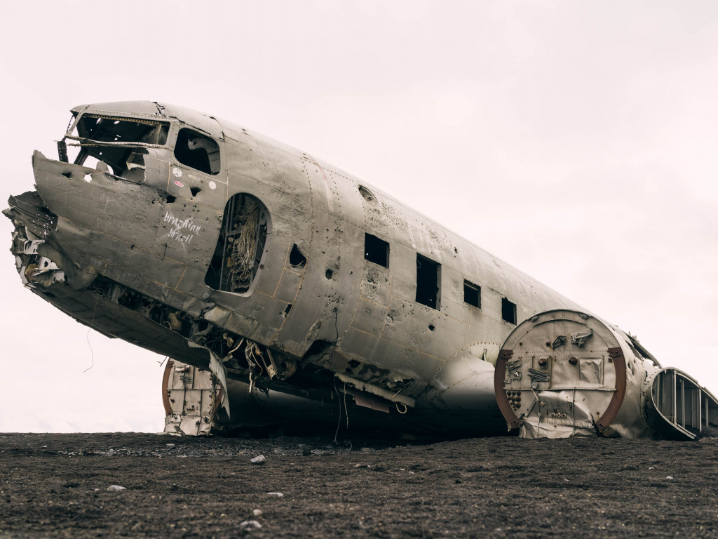 Wrecked airplane wallpaper 1024x768