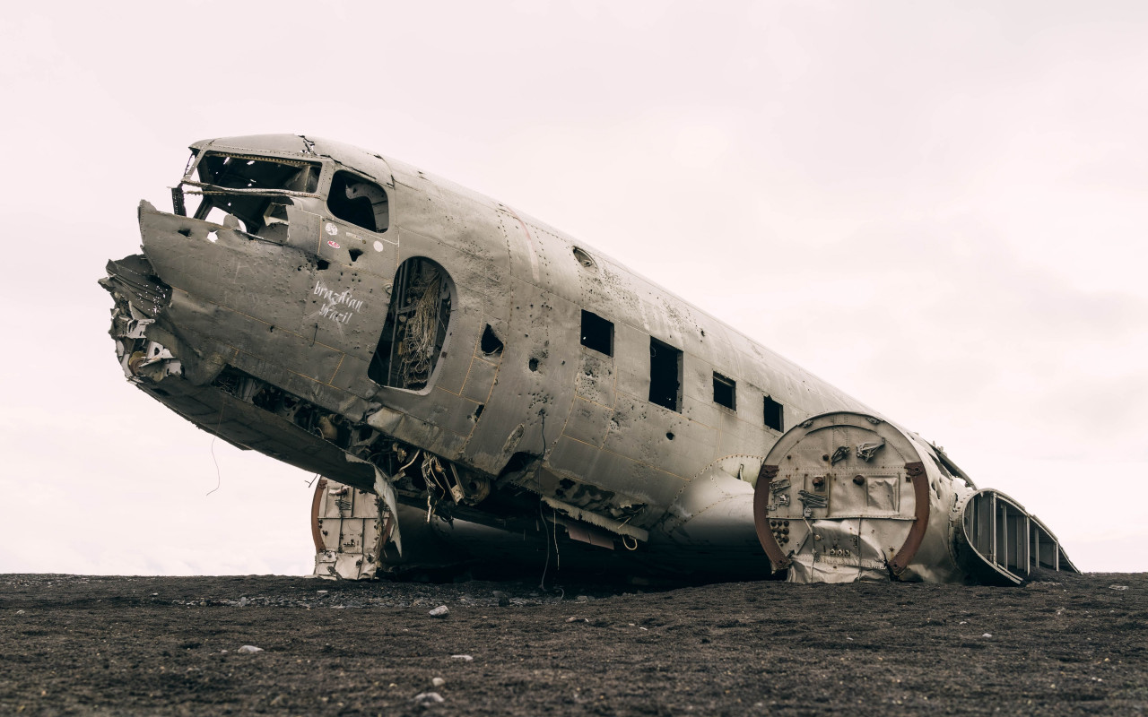 Wrecked airplane wallpaper 1280x800