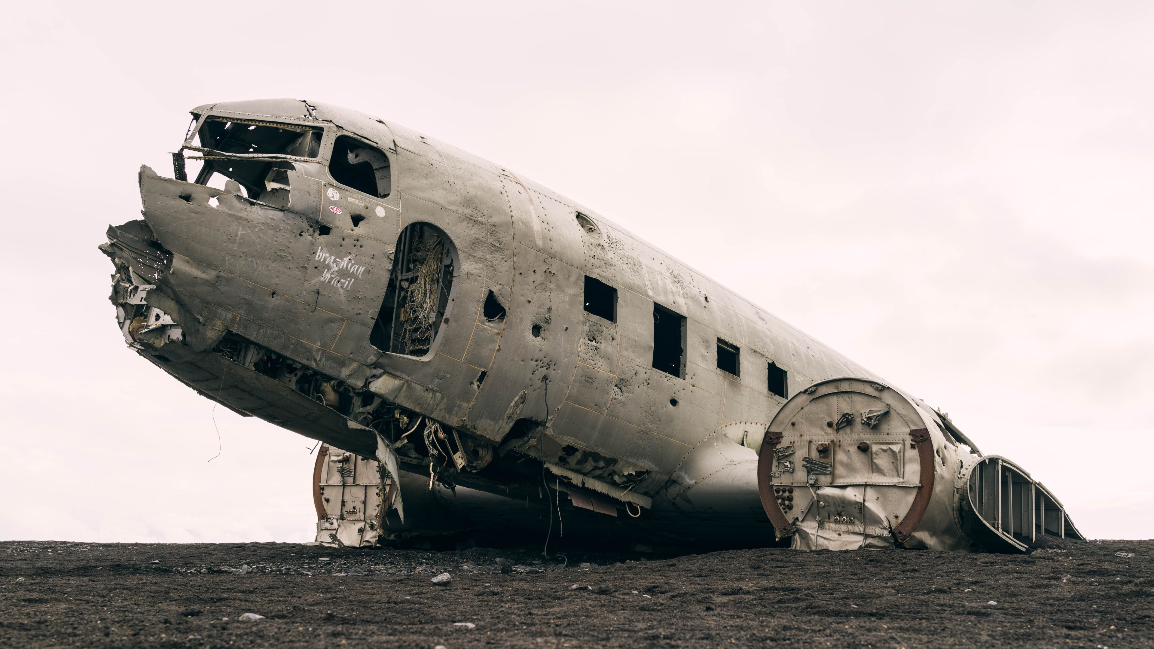 Wrecked airplane wallpaper 3840x2160