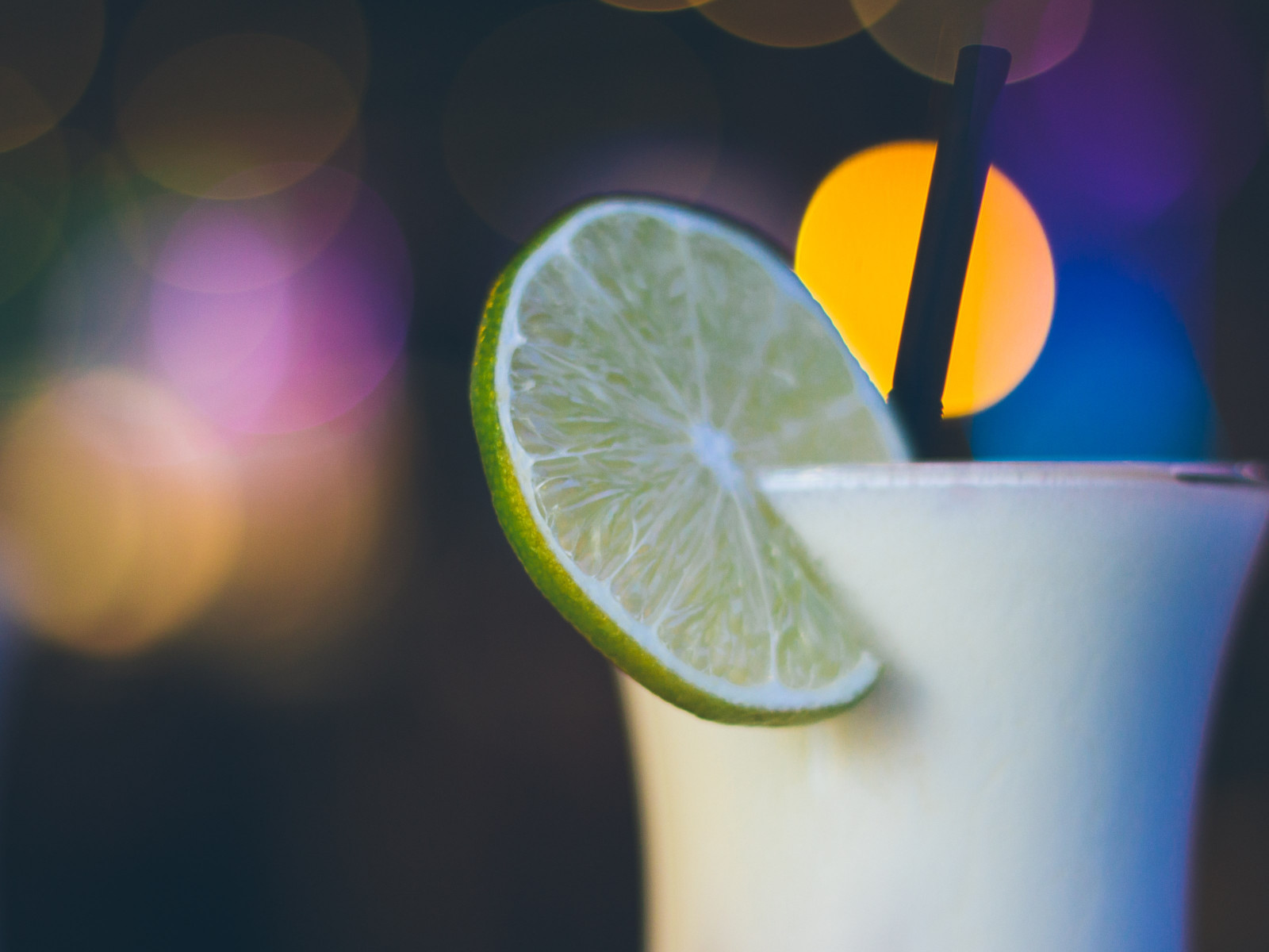 Exotic cocktail with lime wallpaper 1600x1200