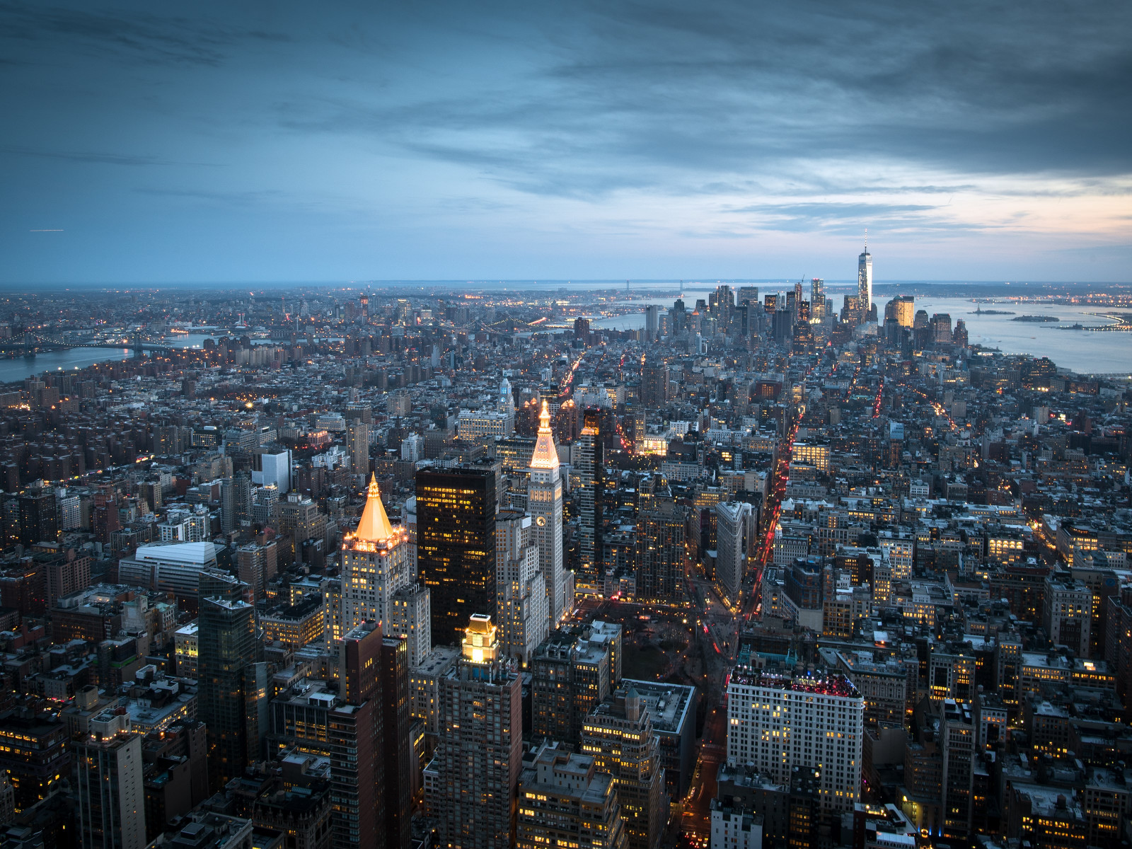 Top view over Manhattan from Empire State wallpaper 1600x1200
