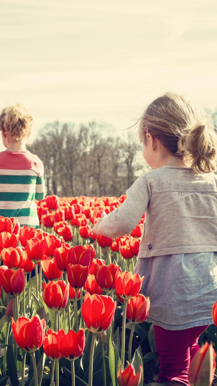 Children in the land with tulips wallpaper 750x1334