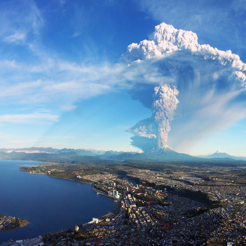 Calbuco volcano in Chile erupts wallpaper 1024x1024