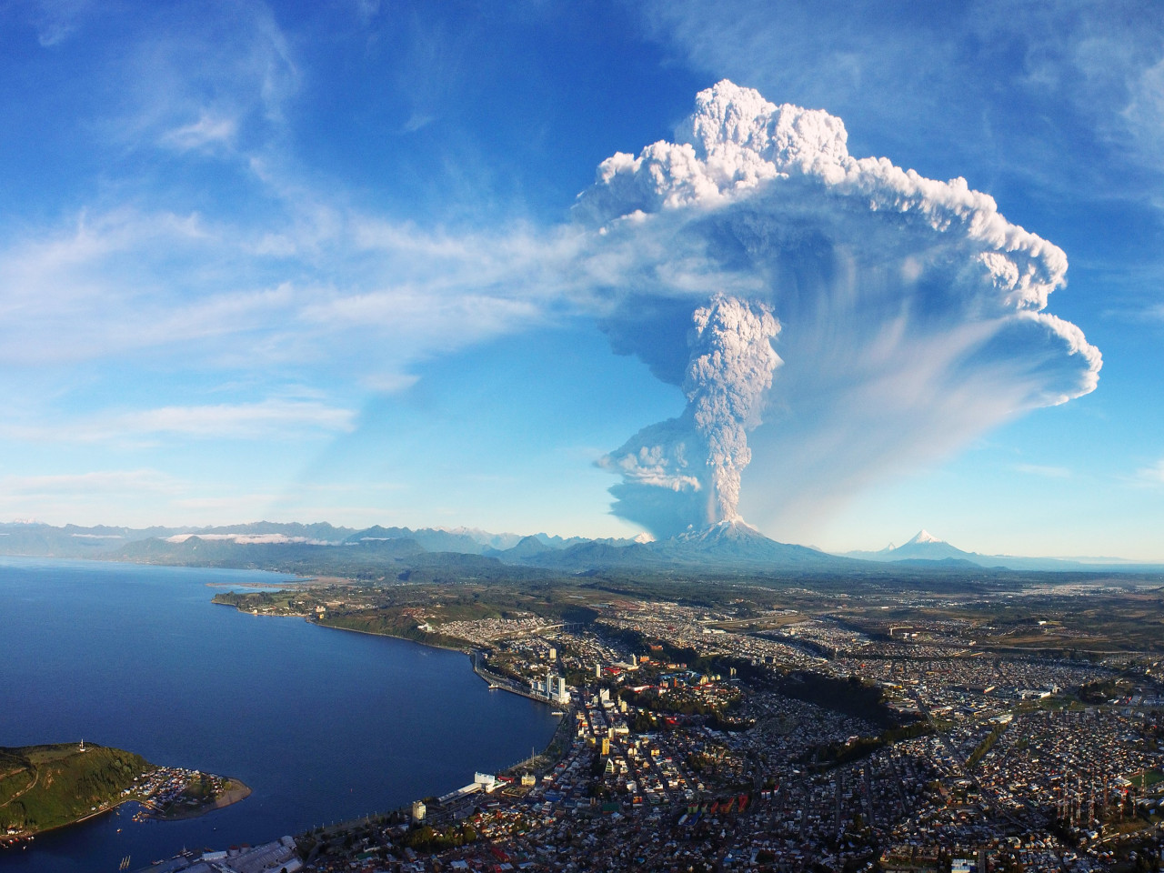 Calbuco volcano in Chile erupts wallpaper 1280x960